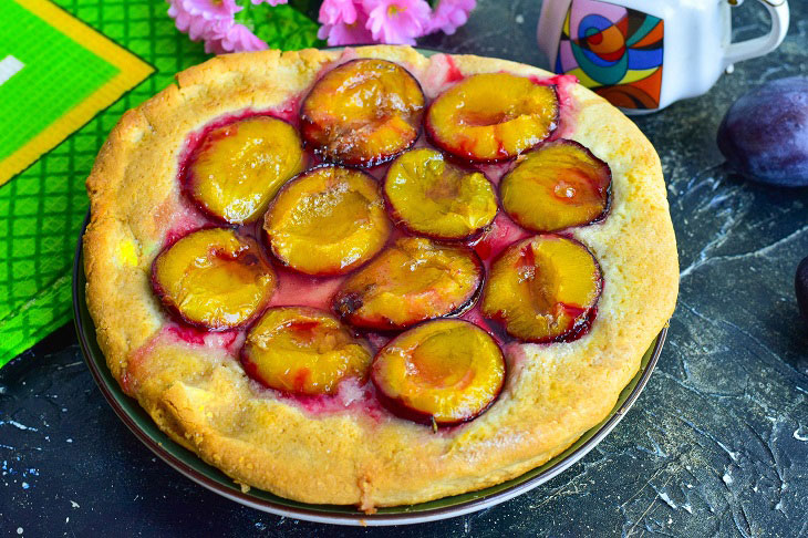 Shortcake with plums - a simple recipe for delicious pastries