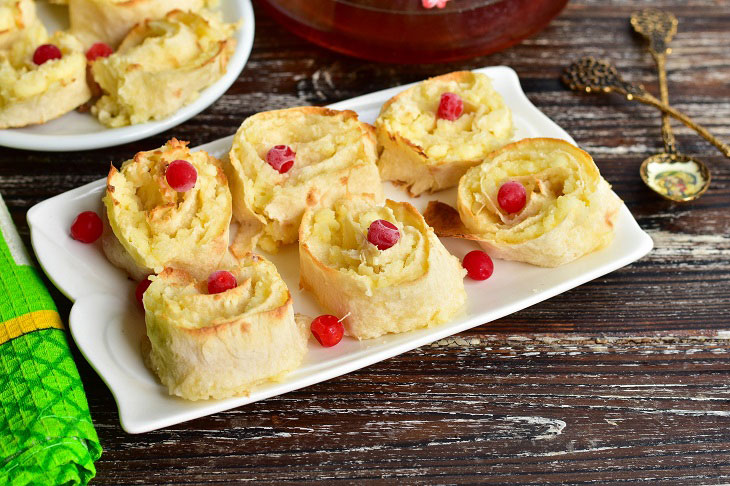 Lavash roses with cottage cheese - a quick and very tasty recipe