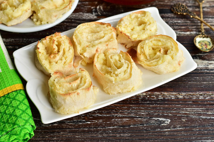 Lavash roses with cottage cheese - a quick and very tasty recipe