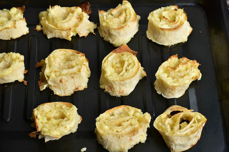 Lavash roses with cottage cheese - a quick and very tasty recipe