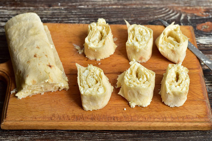 Lavash roses with cottage cheese - a quick and very tasty recipe