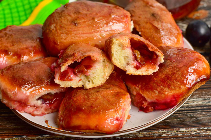 Yeast cakes with plums in the oven - soft, appetizing and tasty