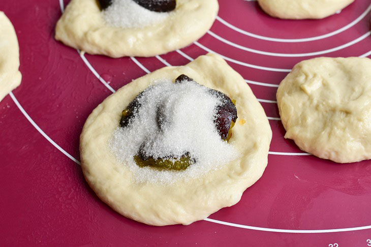 Yeast cakes with plums in the oven - soft, appetizing and tasty