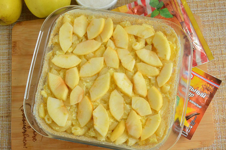 Sweet pasta casserole with cottage cheese and apples - simple, budget and delicious