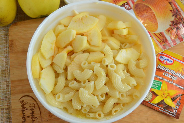 Sweet pasta casserole with cottage cheese and apples - simple, budget and delicious