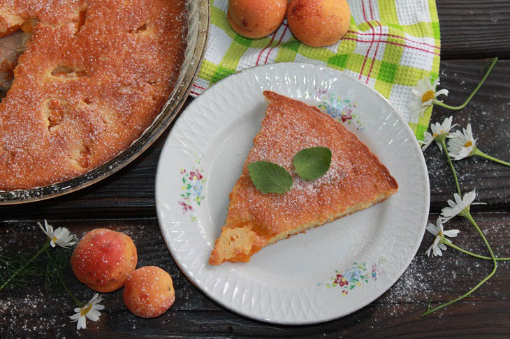 Jellied pie with apricots - lush and fragrant