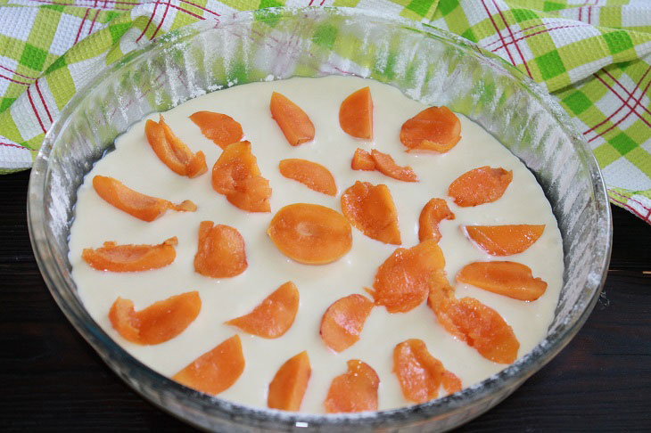 Jellied pie with apricots - lush and fragrant