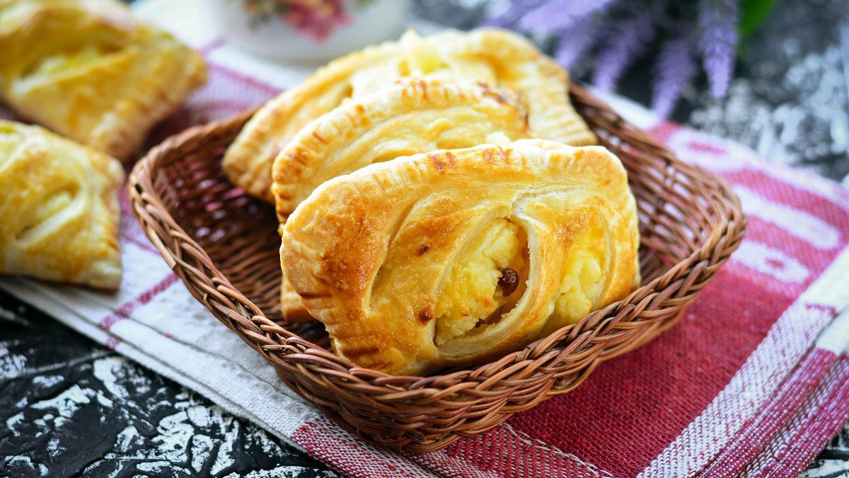 Quick puff pastry pies with cottage cheese – tender and crispy