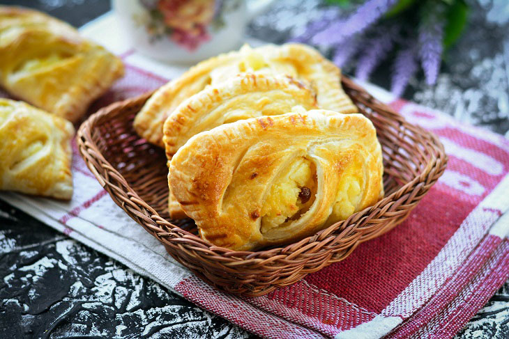 Quick puff pastry pies with cottage cheese - tender and crispy