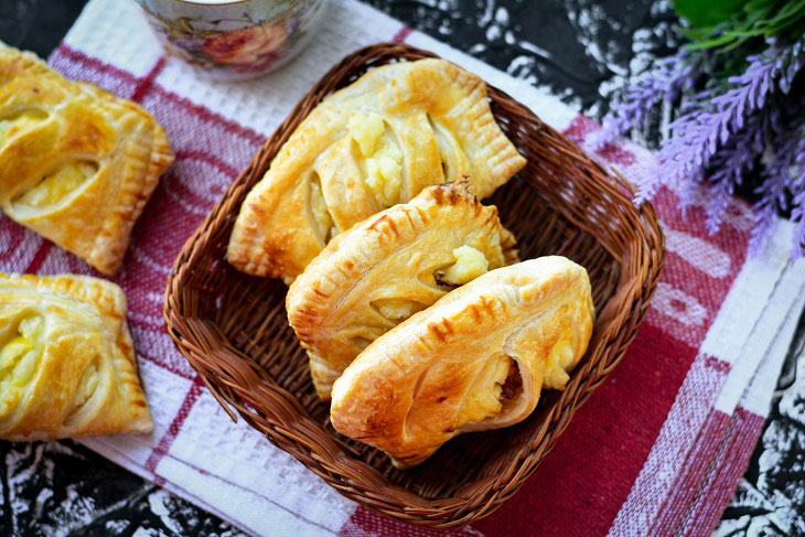 Quick puff pastry pies with cottage cheese - tender and crispy