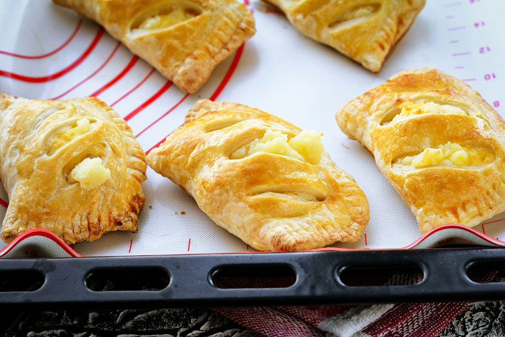 Quick puff pastry pies with cottage cheese - tender and crispy