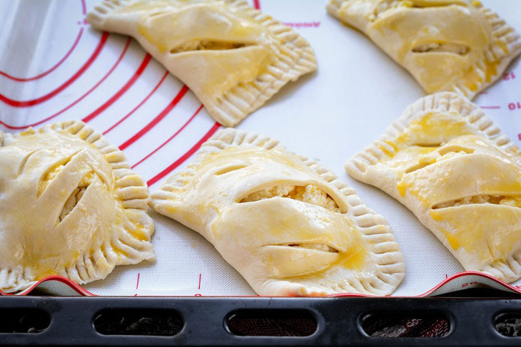 Quick puff pastry pies with cottage cheese - tender and crispy