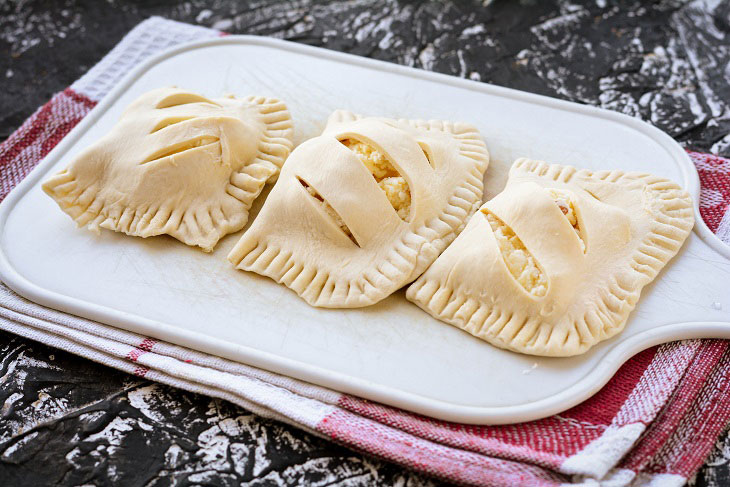 Quick puff pastry pies with cottage cheese - tender and crispy