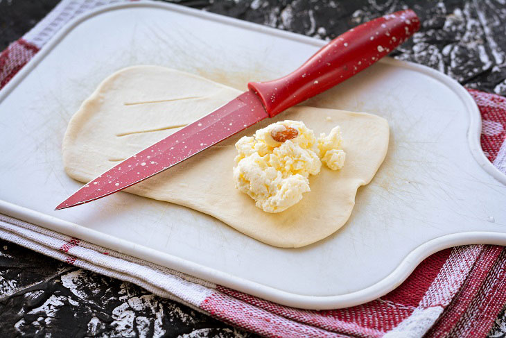 Quick puff pastry pies with cottage cheese - tender and crispy