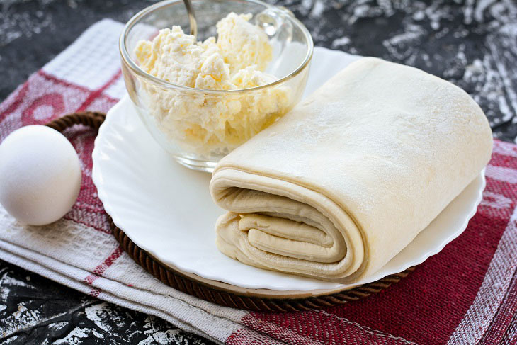 Quick puff pastry pies with cottage cheese - tender and crispy