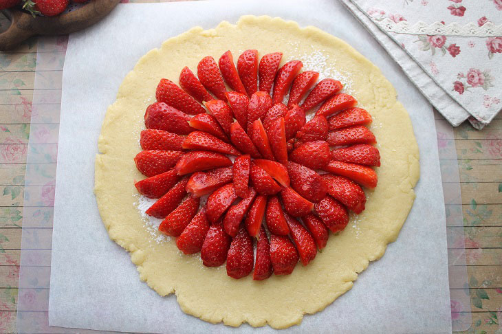 Strawberry biscuit - a delicious seasonal dessert