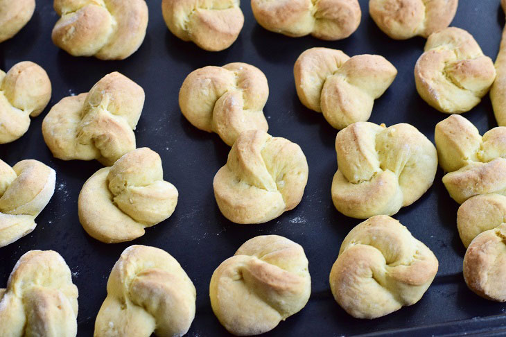 Fragrant cookies in the shape of roses - an easy and tasty recipe