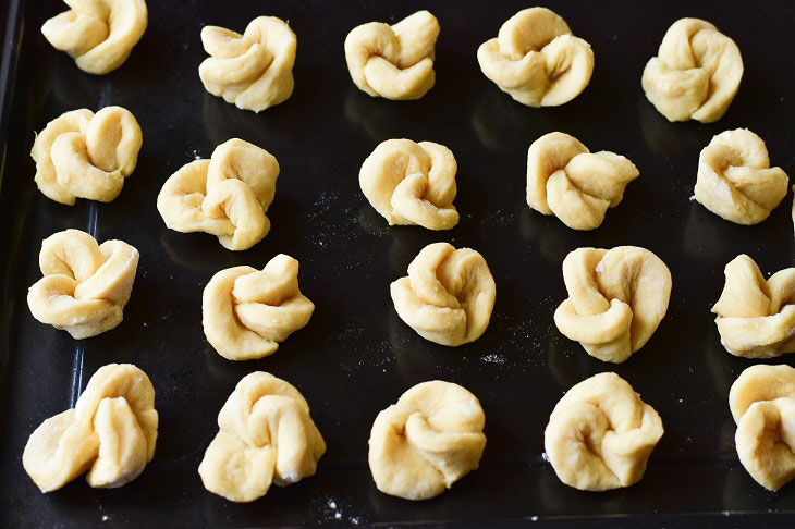 Fragrant cookies in the shape of roses - an easy and tasty recipe