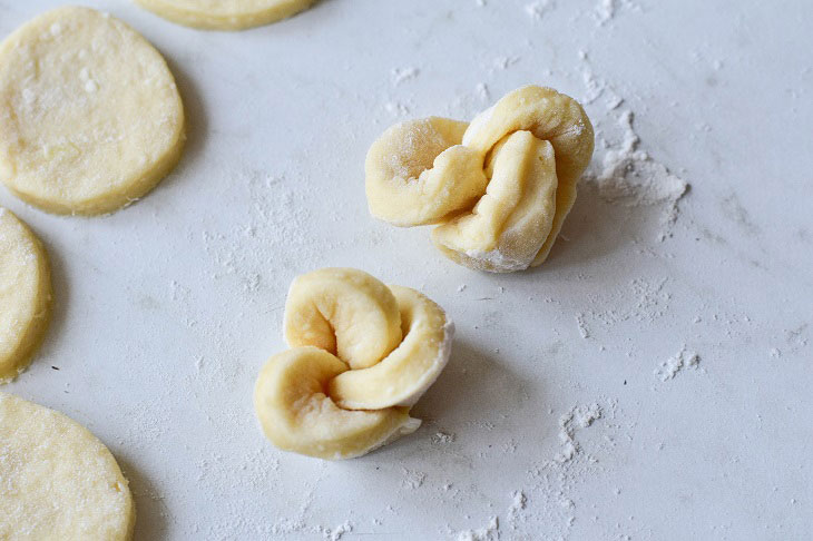 Fragrant cookies in the shape of roses - an easy and tasty recipe