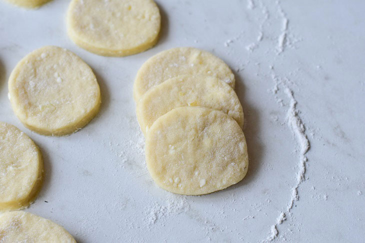 Fragrant cookies in the shape of roses - an easy and tasty recipe