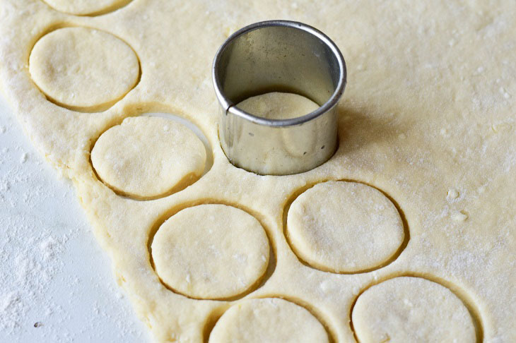 Fragrant cookies in the shape of roses - an easy and tasty recipe