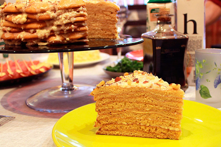 Cake "Honey cake" with two types of cream - it delights the sweet tooth