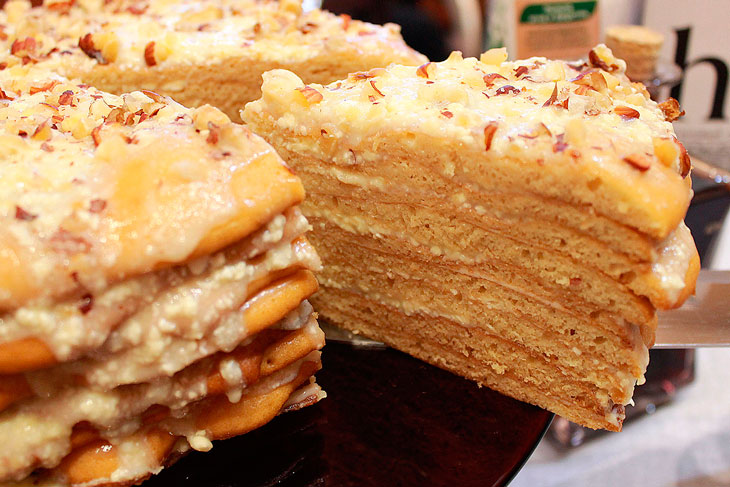 Cake "Honey cake" with two types of cream - it delights the sweet tooth