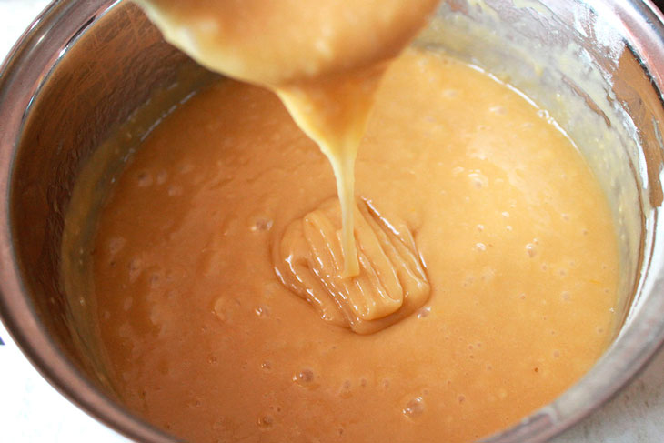 Cake "Honey cake" with two types of cream - it delights the sweet tooth