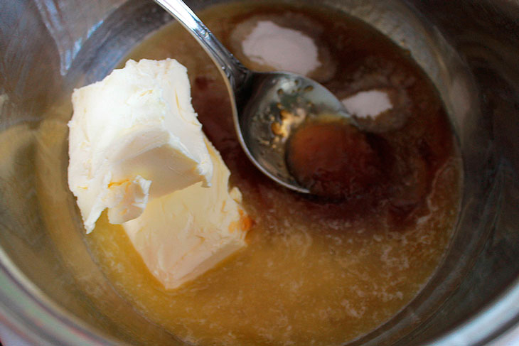 Cake "Honey cake" with two types of cream - it delights the sweet tooth